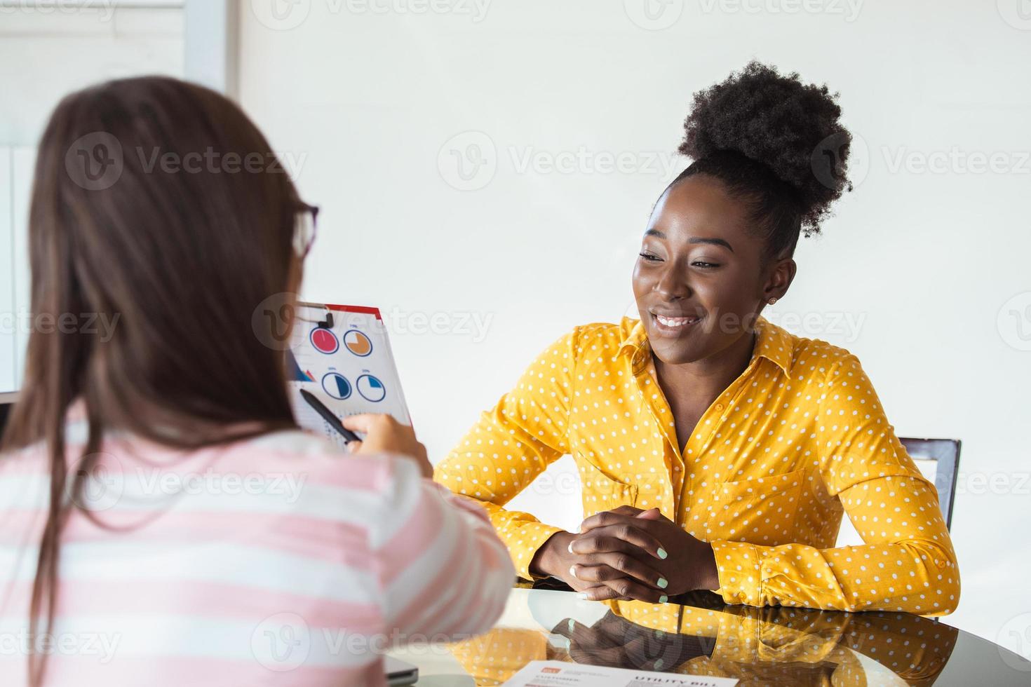 imagem de parceiros de negócios discutindo documentos e ideias na reunião. equipe de projeto de negócios trabalhando juntos no escritório. apresentação de ideias, analise planos. foto