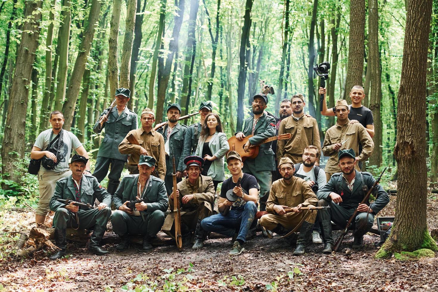 ternopil, ucrânia - junho de 2020, filmagem do filme do exército insurgente ucraniano. fotos dos bastidores. atores posando para câmera