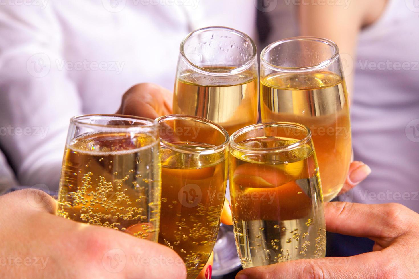 comemorar e tilintar taças com champanhe foto