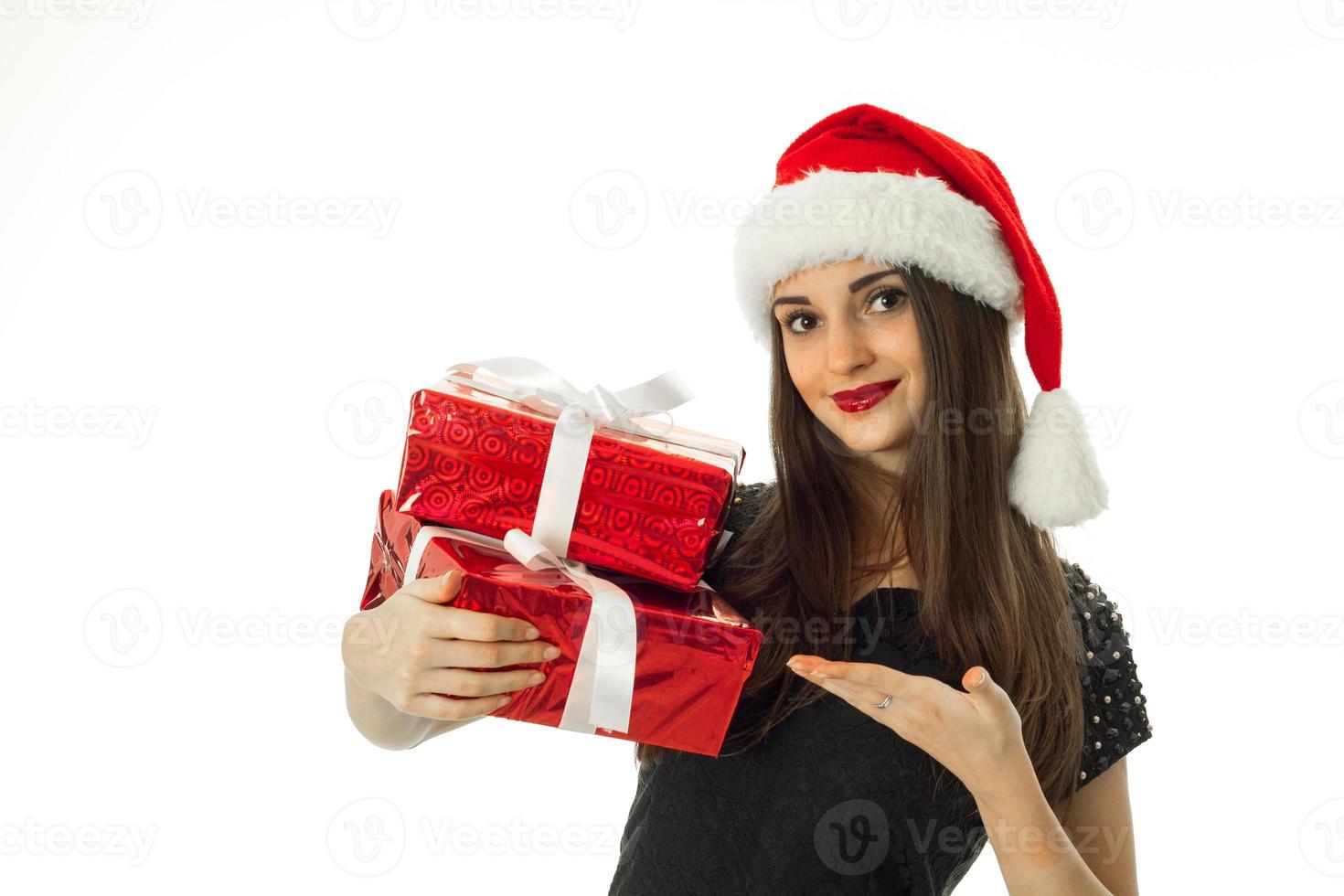 garota feliz com chapéu de Papai Noel com presente vermelho foto