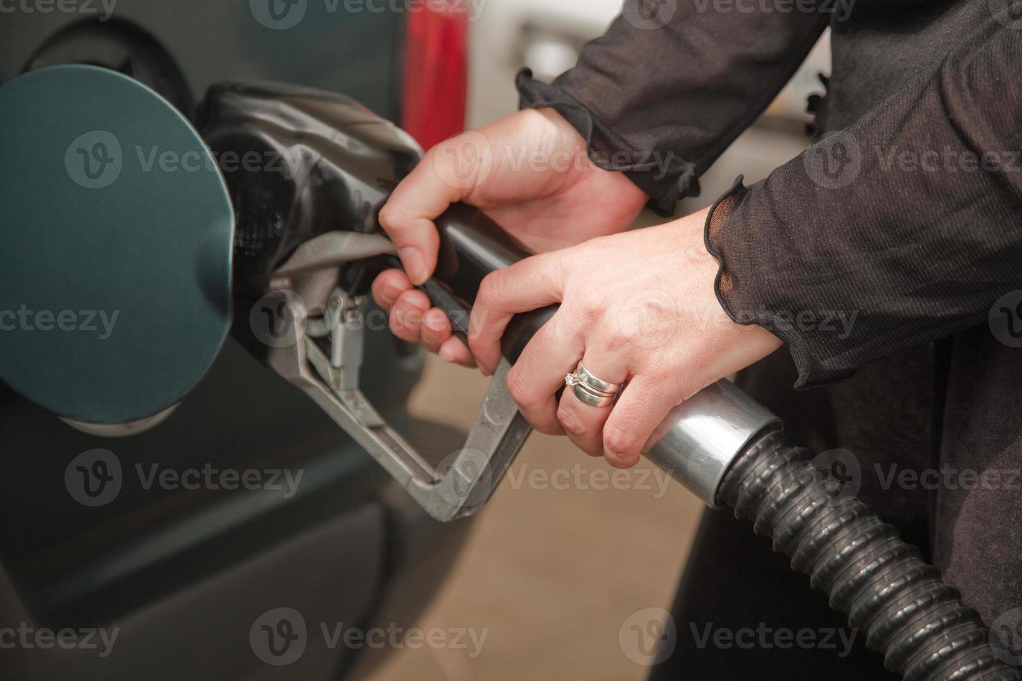 mulher bombeando gasolina foto