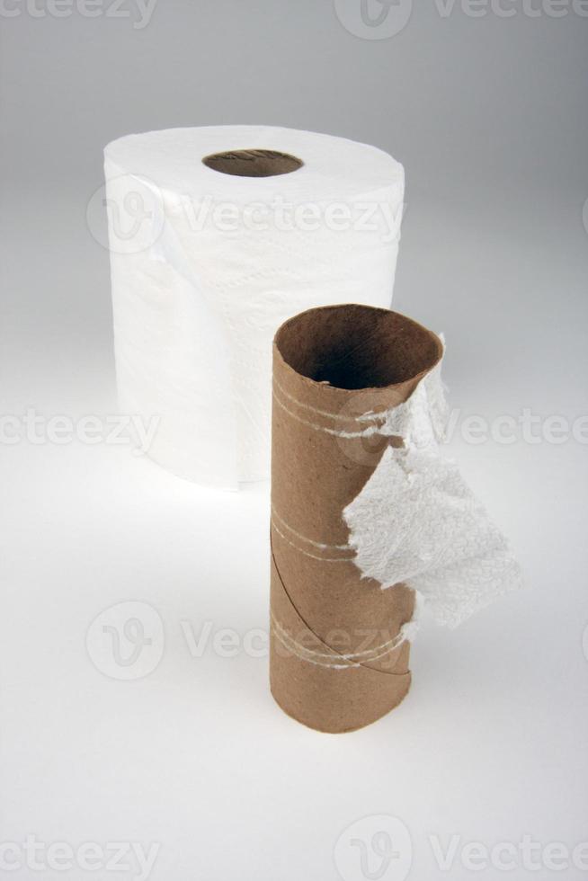 rolos de papel higiênico vazios e cheios foto