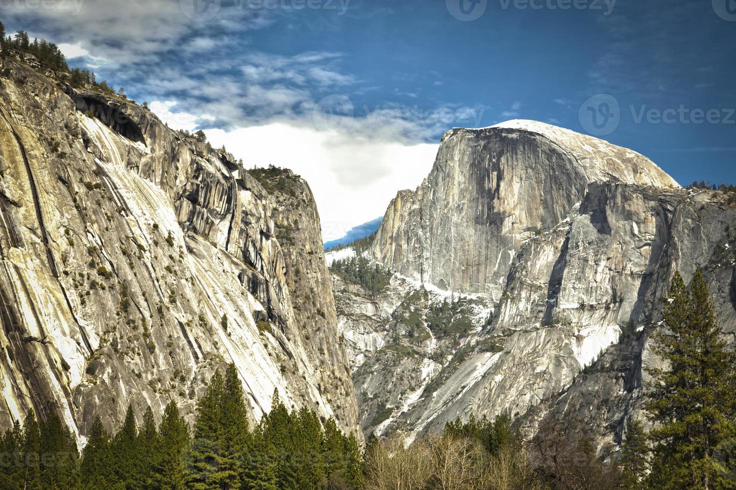 vista do half dome em yosemite na primavera foto