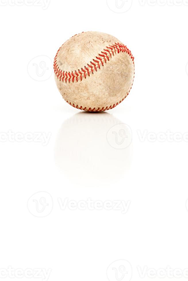 beisebol único isolado no branco foto