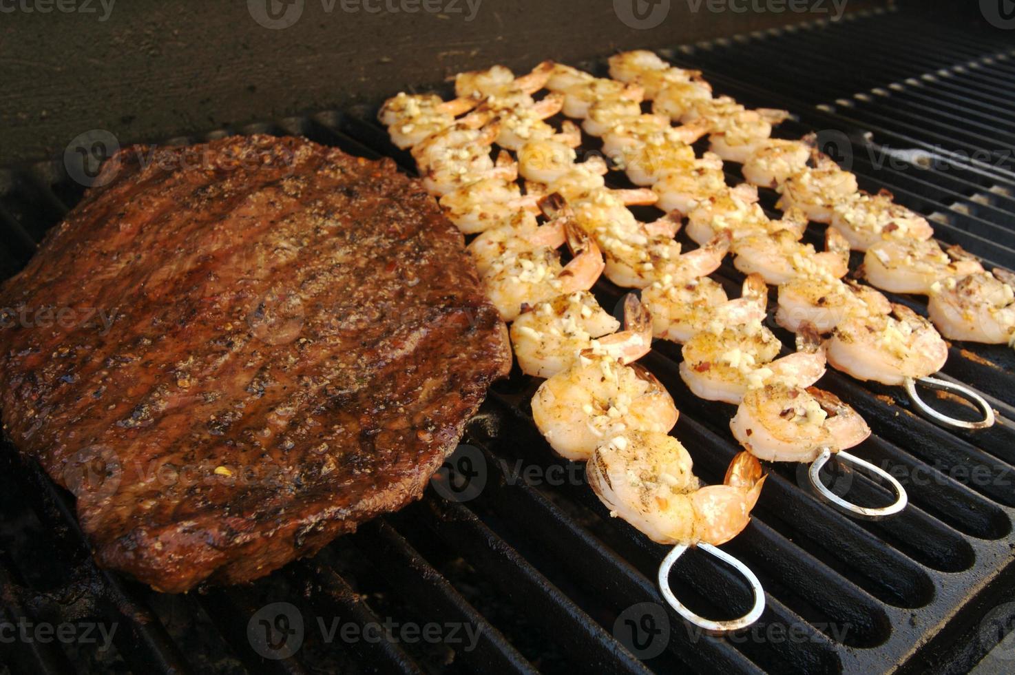 bife suculento e camarão foto