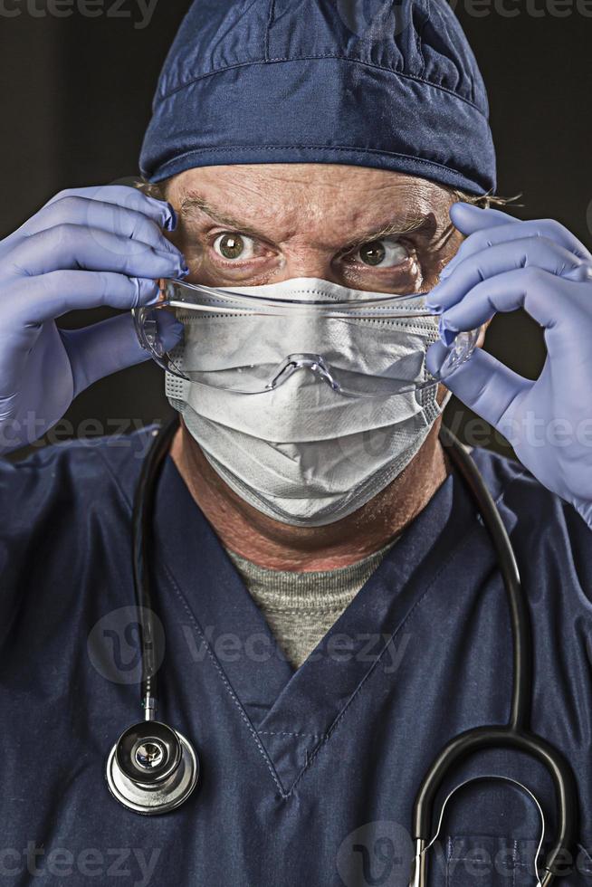 determinado médico ou enfermeira com estetoscópio e desgaste de proteção foto