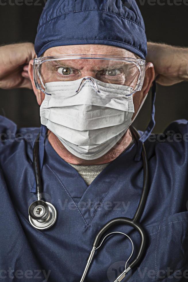 determinado médico ou enfermeira com estetoscópio e desgaste de proteção foto