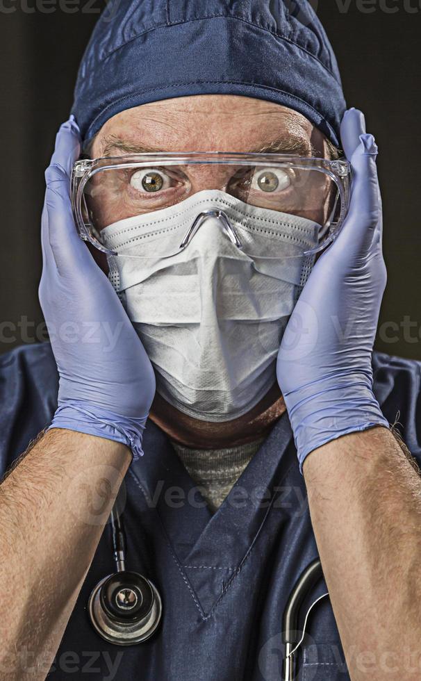 médico atordoado ou enfermeira com estetoscópio e desgaste de proteção foto