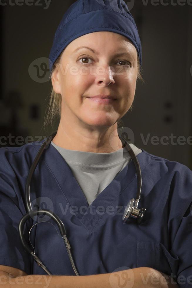 retrato atraente de médica ou enfermeira foto