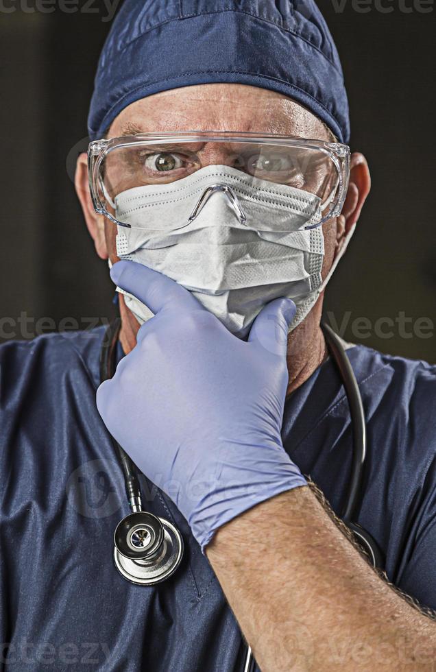 determinado médico ou enfermeira com estetoscópio e desgaste de proteção foto
