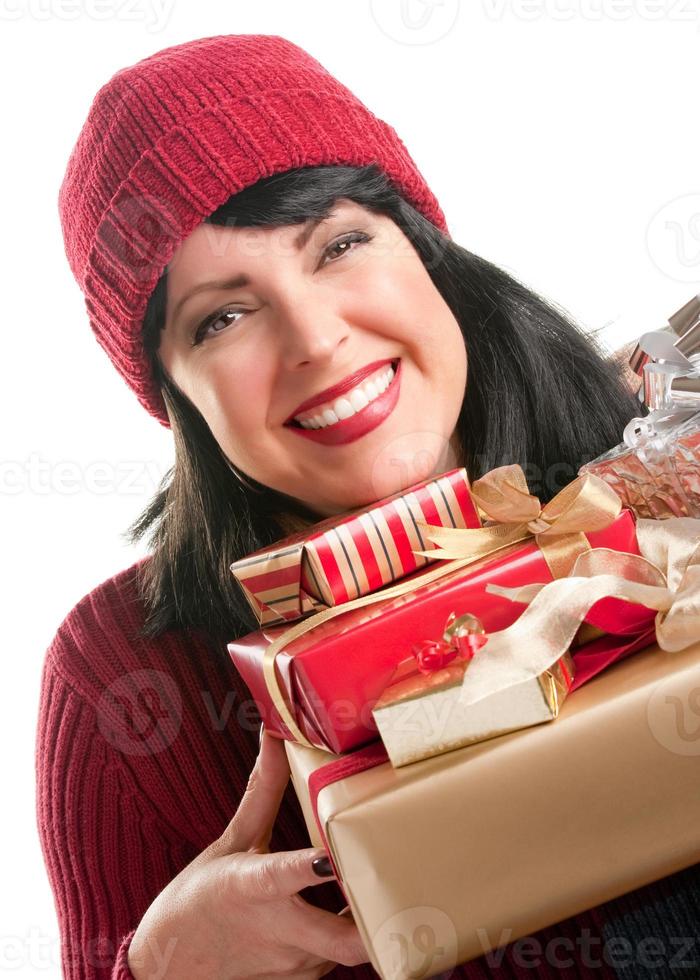 linda mulher segurando presentes de feriado foto