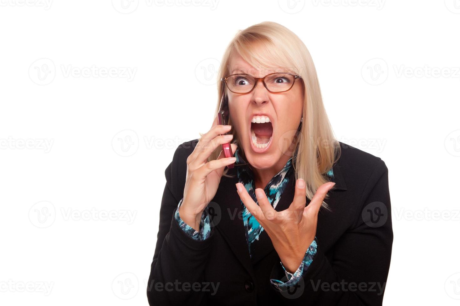 mulher com raiva grita enquanto no telefone celular foto