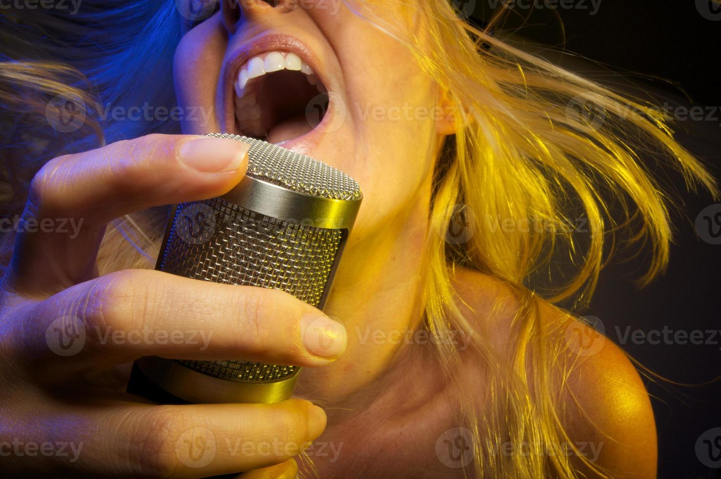 mulher canta com paixão foto