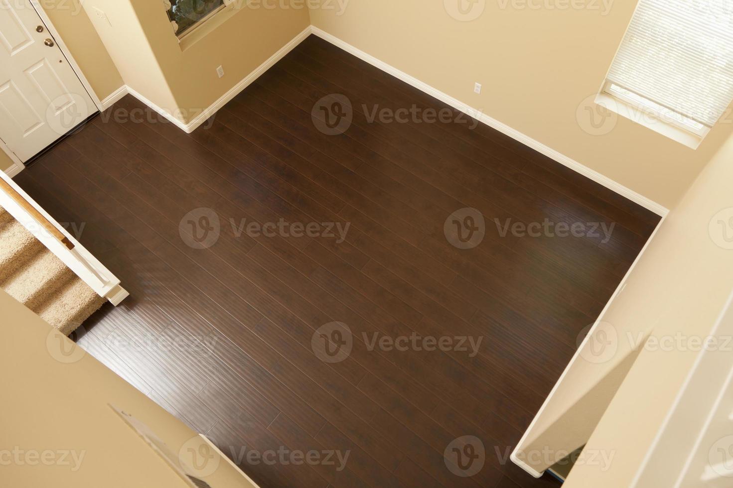 piso laminado marrom recém-instalado e rodapés em casa foto