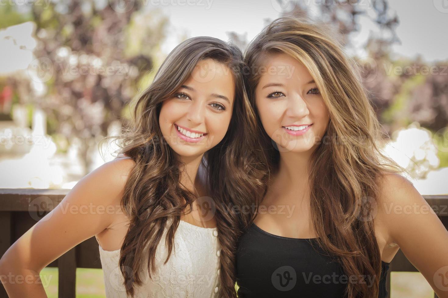 namoradas atraentes de raça mista sorriem ao ar livre foto