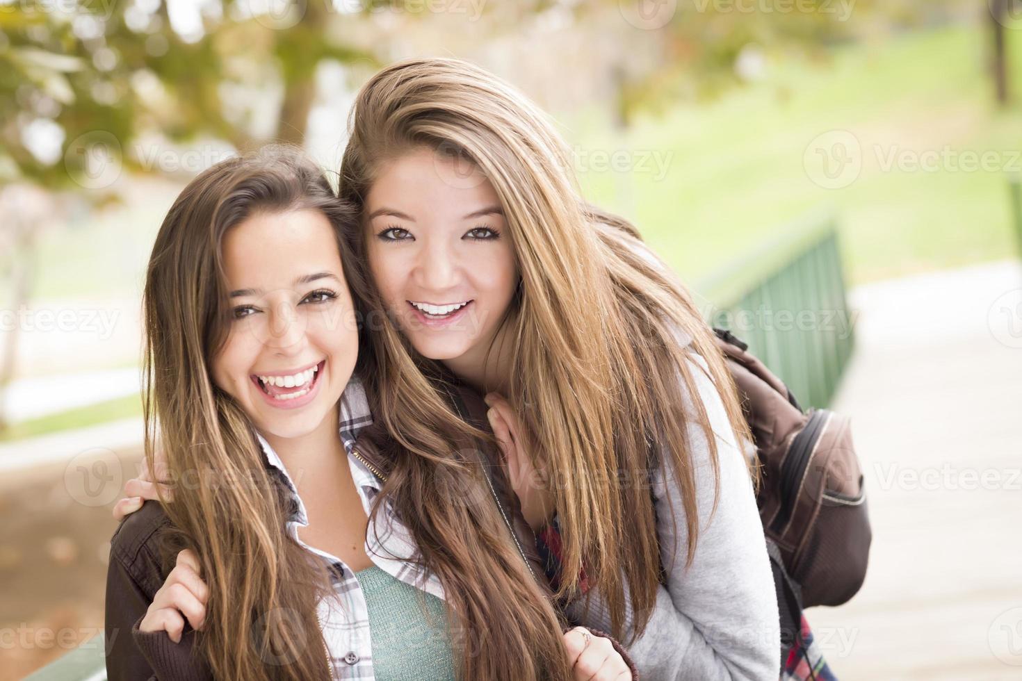 mulheres de raça mista posam para um retrato do lado de fora foto