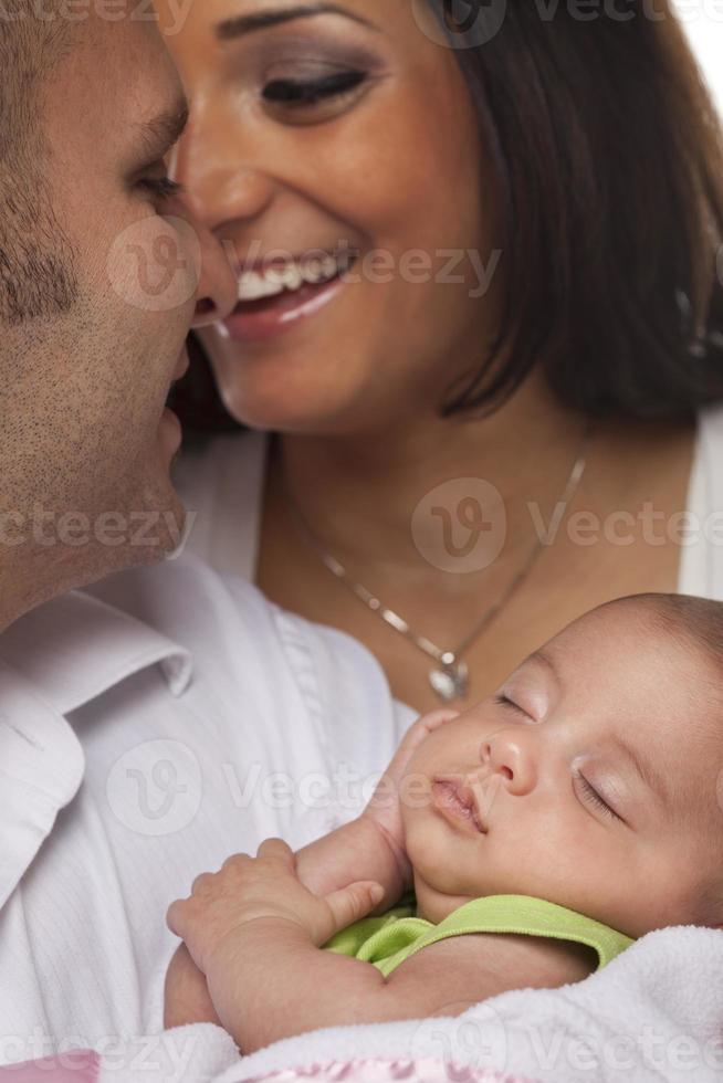 casal jovem de raça mista com bebê recém-nascido foto