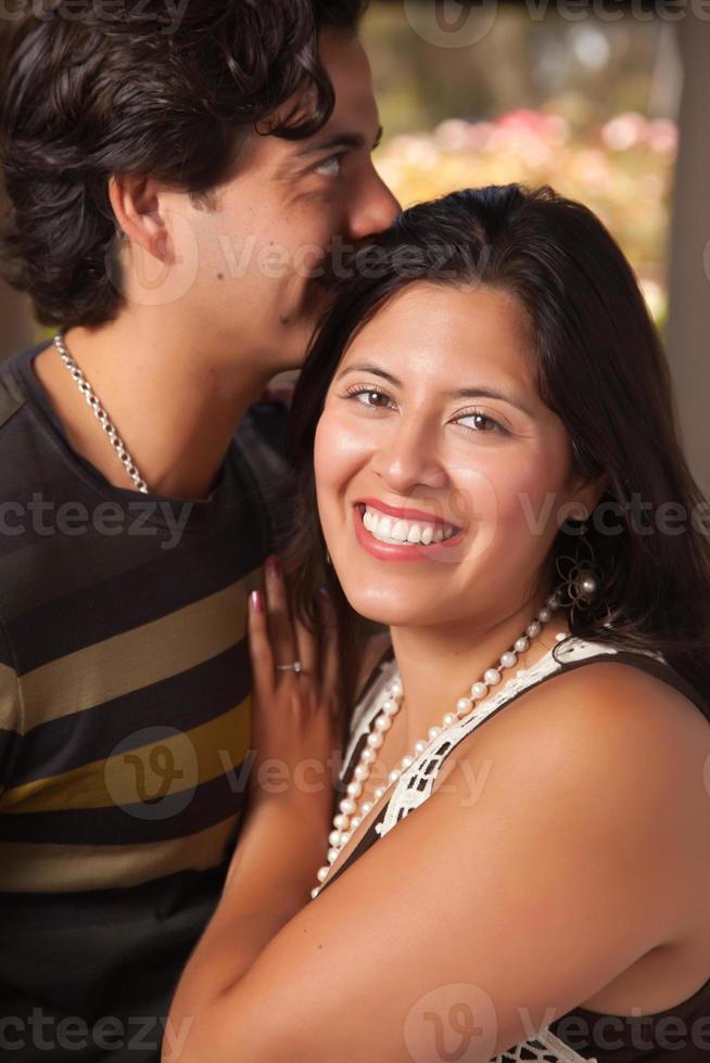 atraente casal hispânico retrato ao ar livre foto