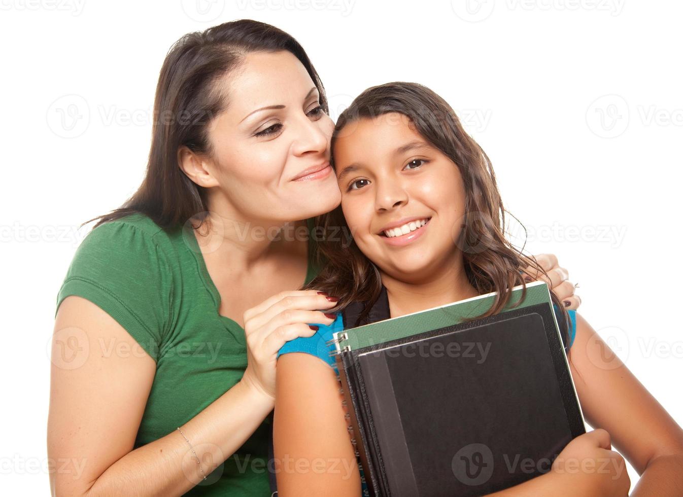 orgulhosa mãe hispânica e filha pronta para a escola foto