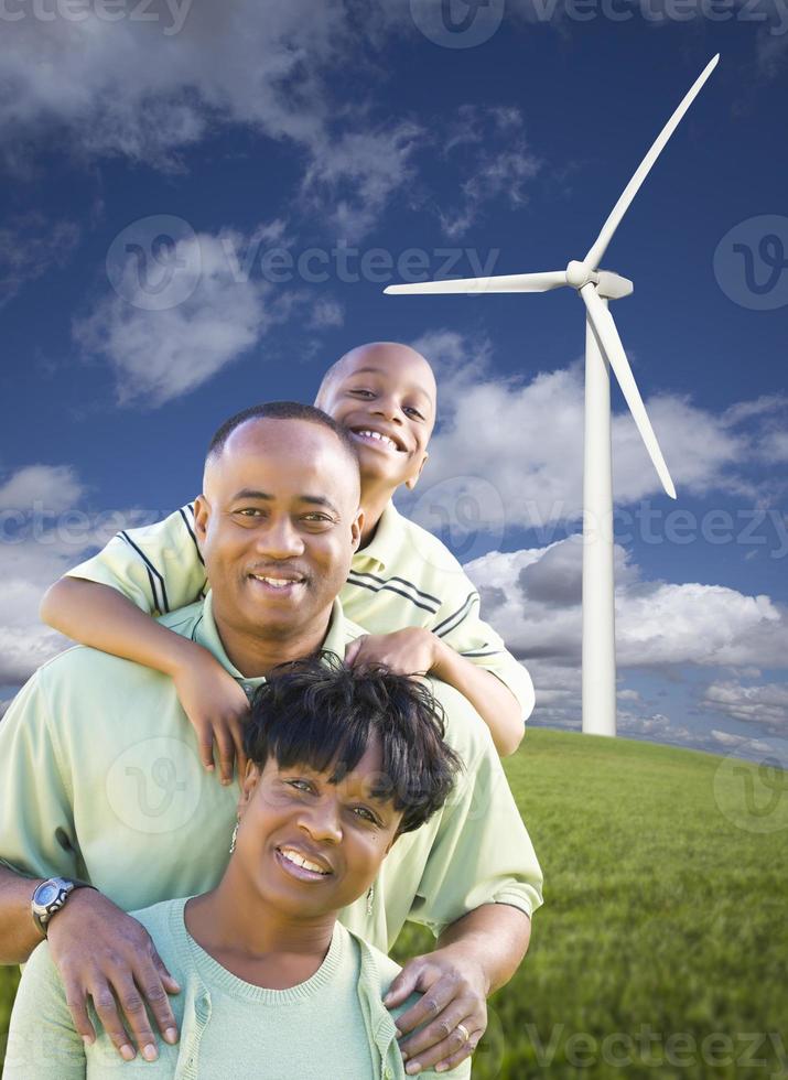 feliz família afro-americana e turbina eólica foto