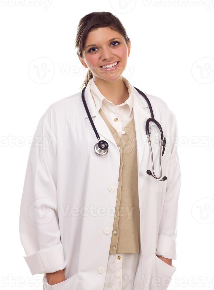 médica ou enfermeira étnica muito sorridente em branco foto