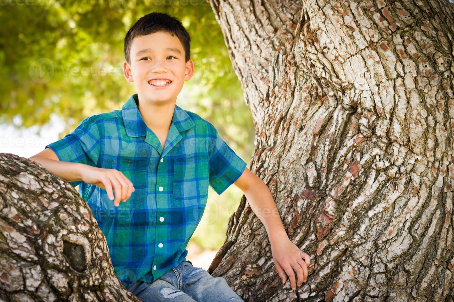 retrato ao ar livre de um menino biracial chinês e caucasiano. foto