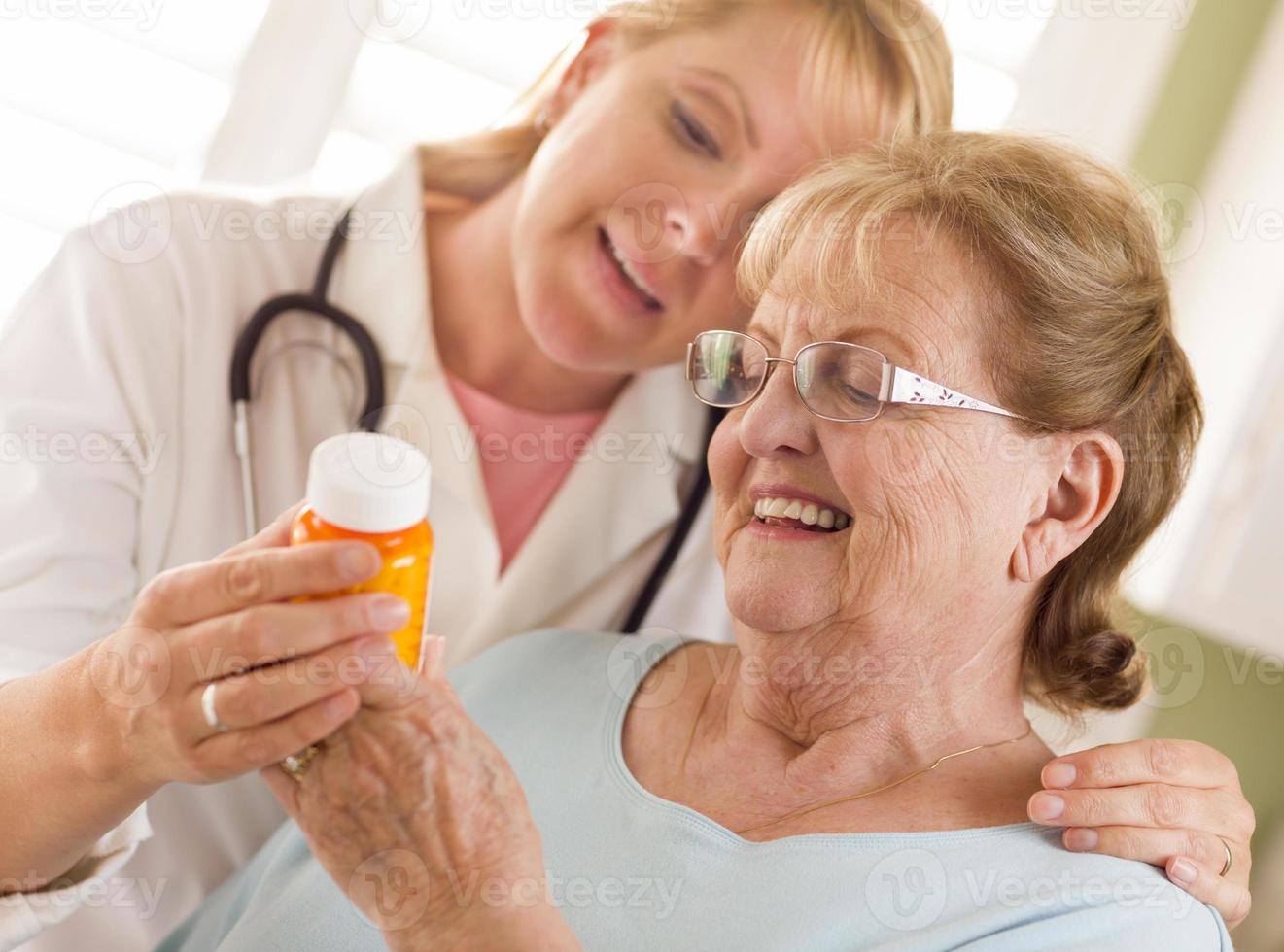 médica ou enfermeira explicando prescrição para mulher adulta sênior foto