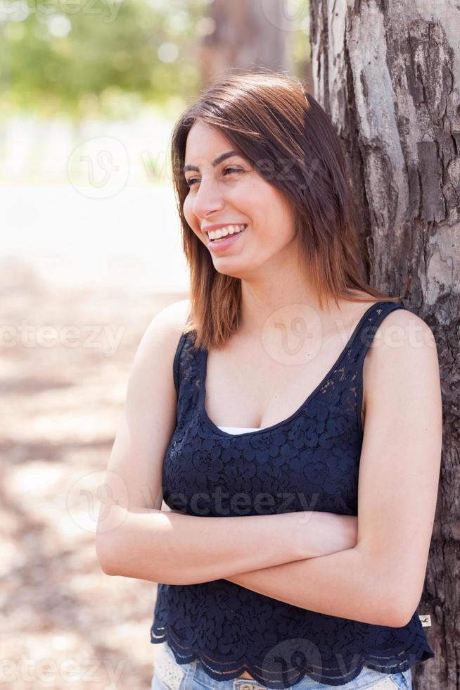 retrato bonito jovem étnica lá fora. foto