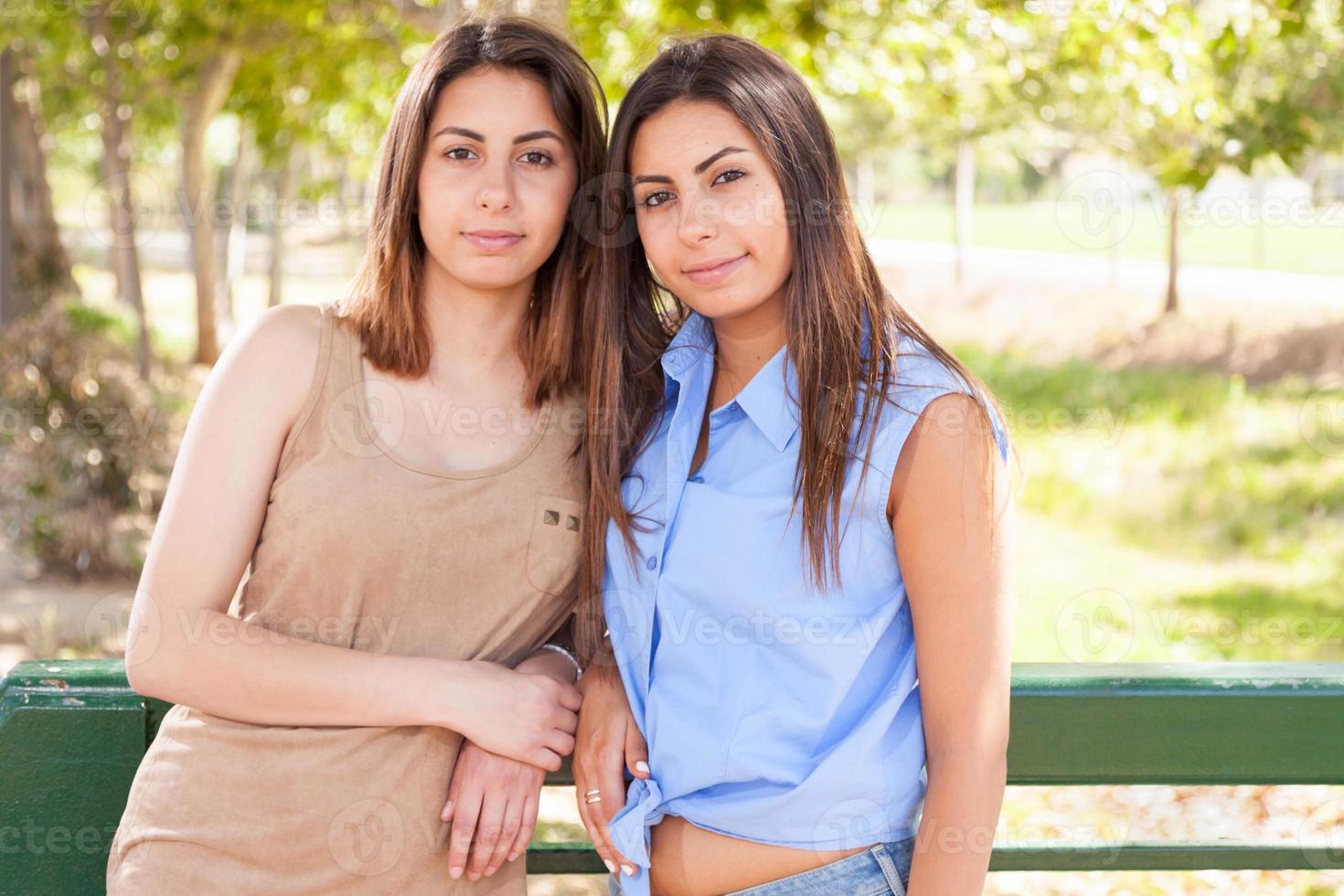 retrato de duas lindas irmãs gêmeas étnicas ao ar livre. foto