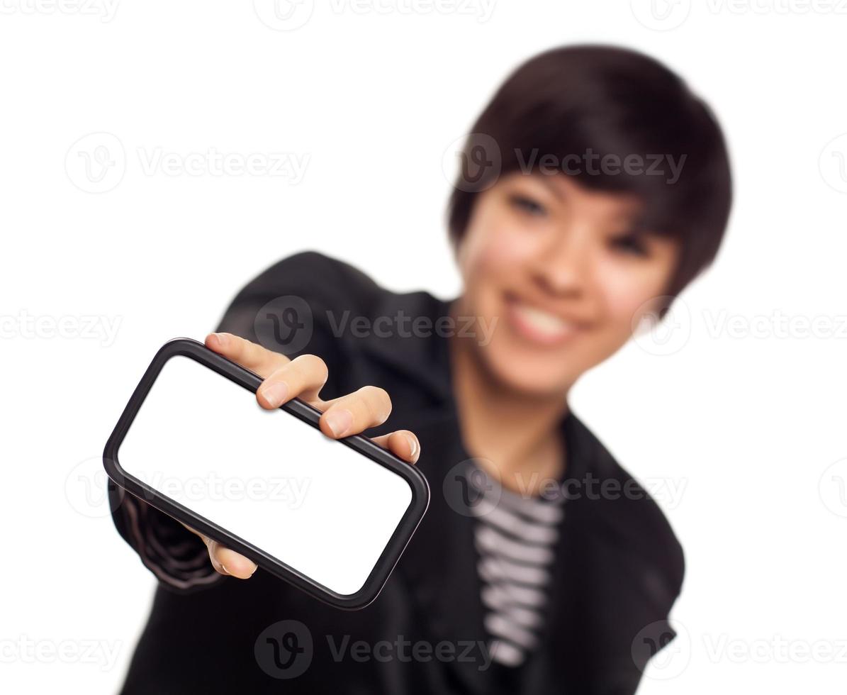 mulher jovem de raça mista sorridente segurando o telefone inteligente em branco foto