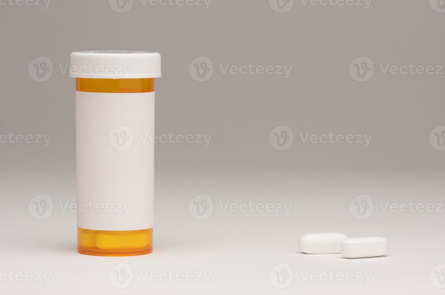 frasco de prescrição em branco e comprimidos foto