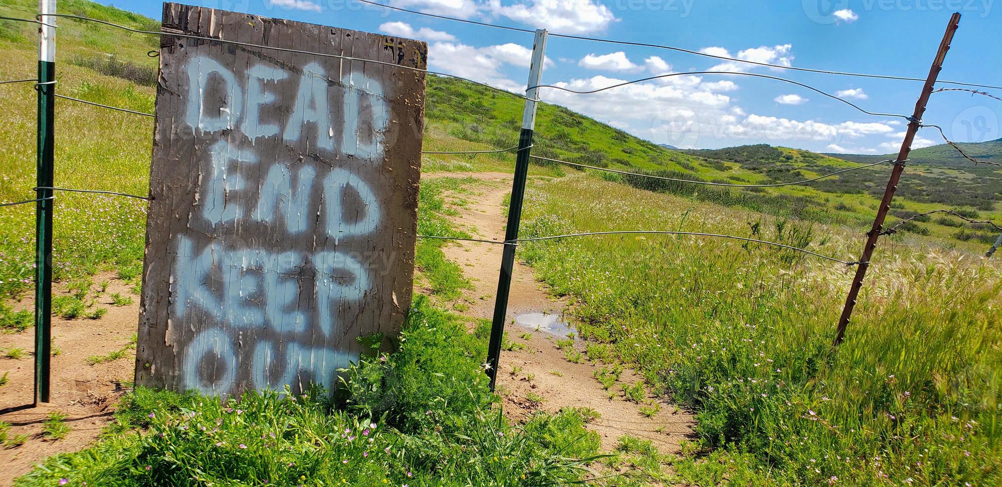 beco sem saída sinal de manter fora na cerca de arame na estrada de terra foto