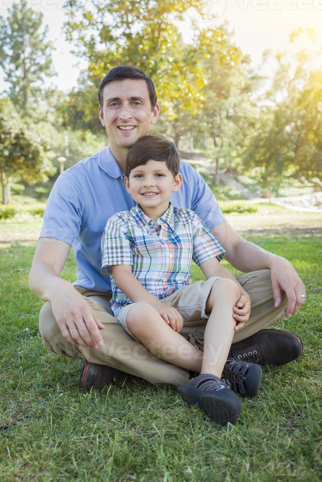 belo retrato de parque de pai e filho de raça mista foto