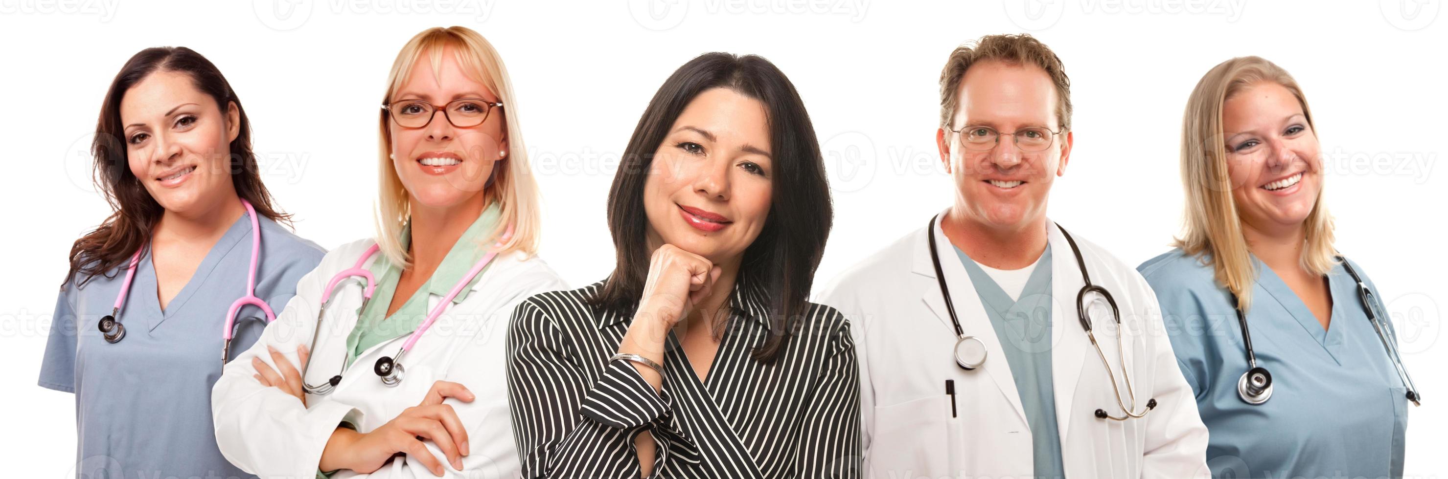 mulher hispânica com médicos ou enfermeiros masculinos e femininos foto