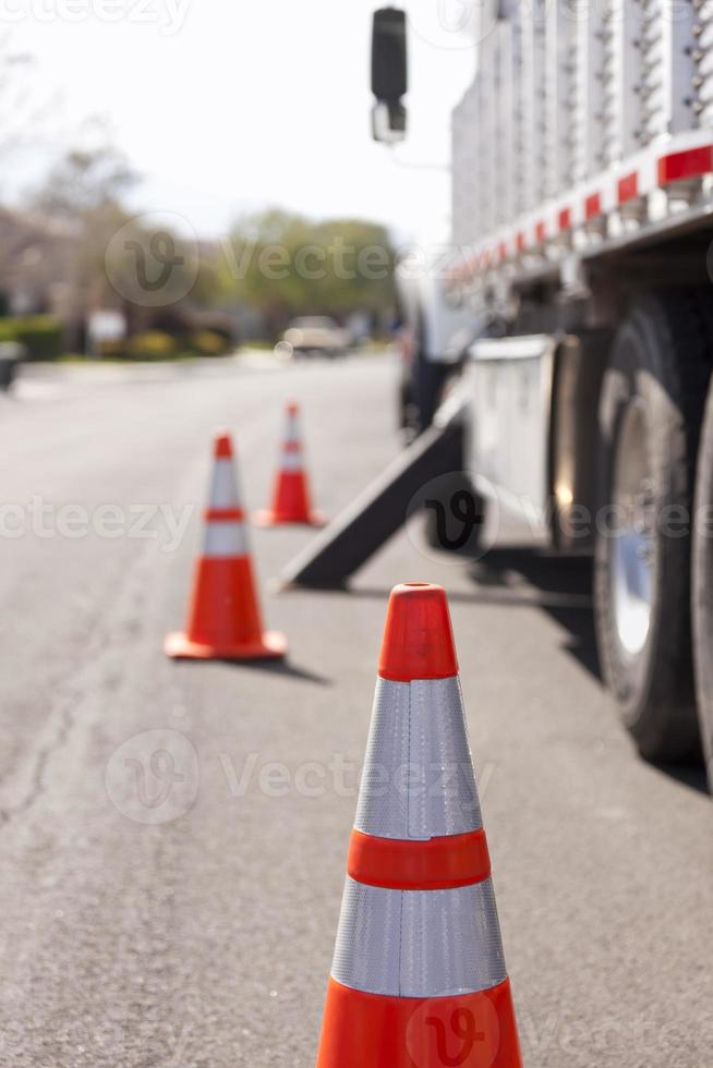 cones de segurança de perigo laranja e caminhão de trabalho foto