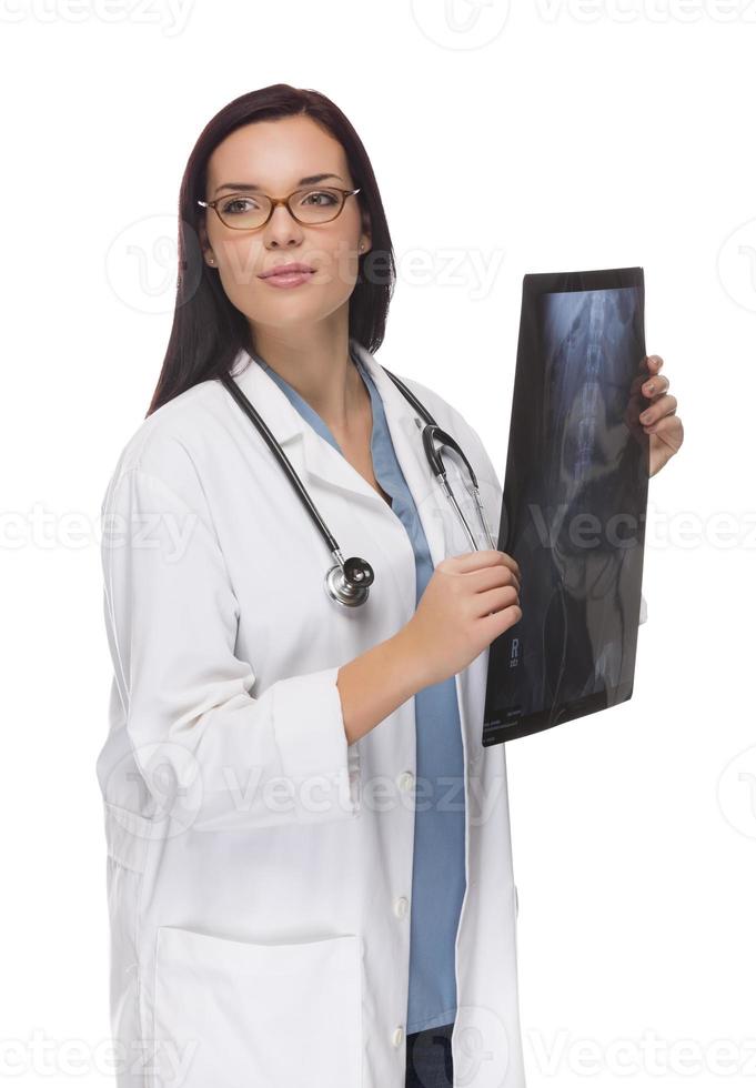 médica ou enfermeira com raio-x olhando para o lado foto