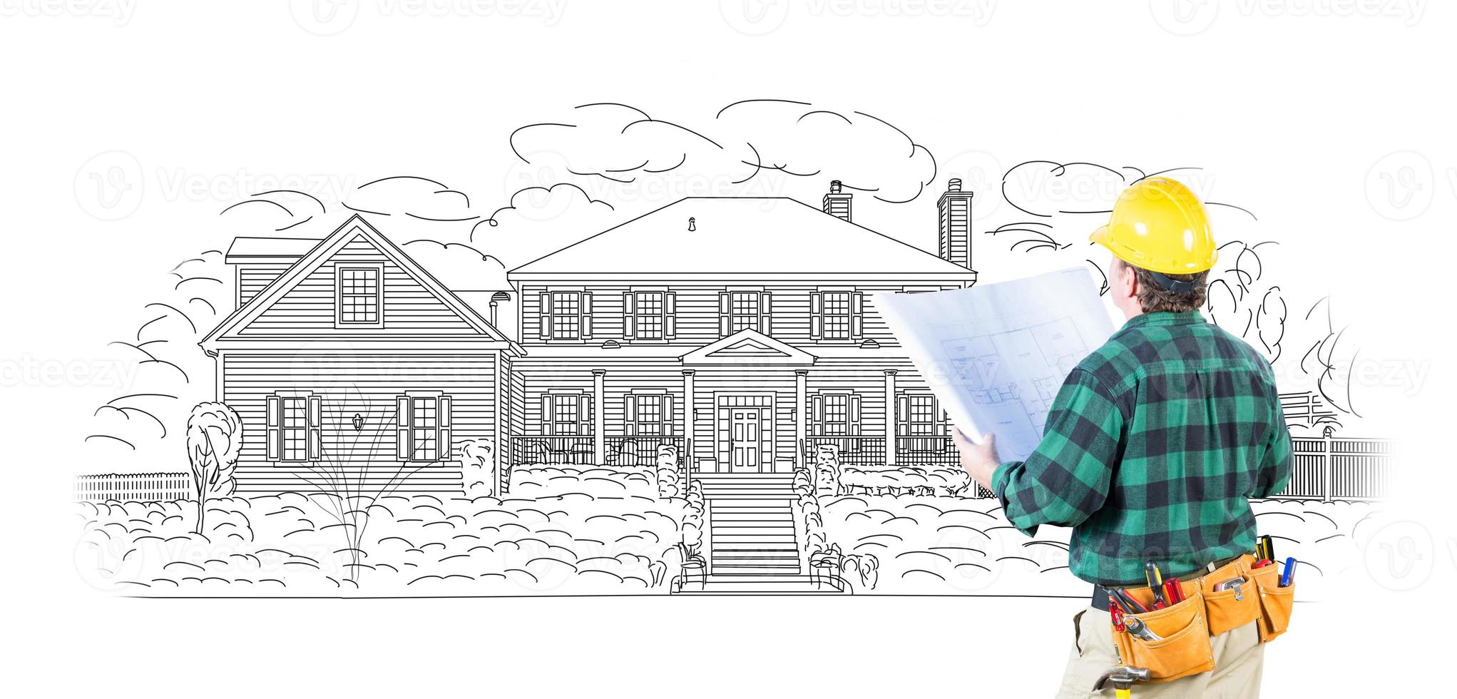 empreiteiro masculino com capacete e cinto de ferramentas olhando para casa personalizada desenhando em branco. foto