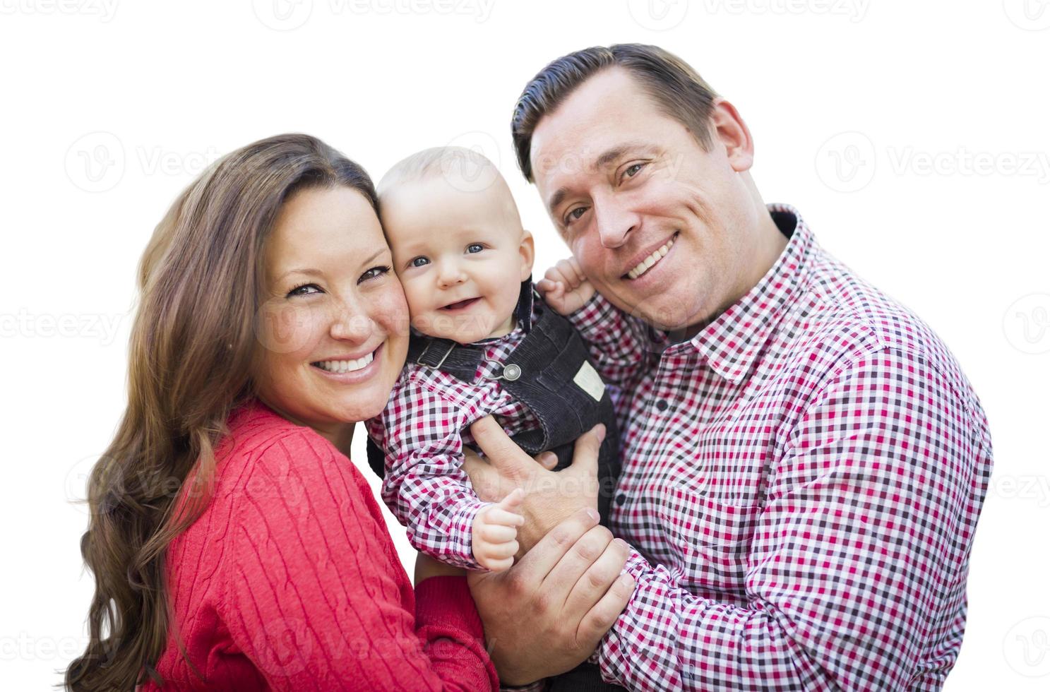 menino se divertindo com a mãe e o pai ao ar livre isolado foto