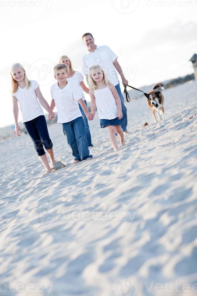 crianças adoráveis e família em uma caminhada foto