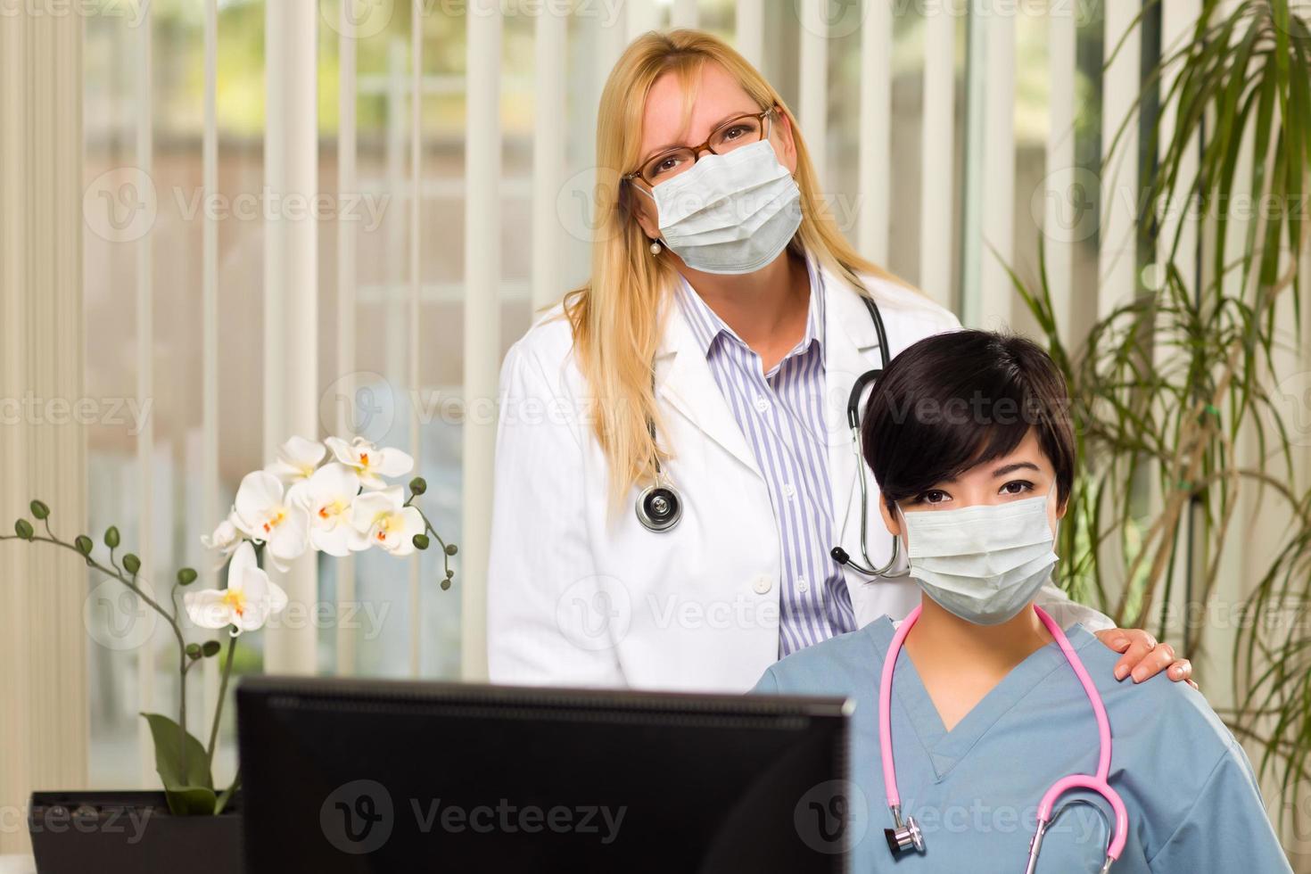 médico e enfermeira na mesa do escritório usando máscaras faciais médicas foto
