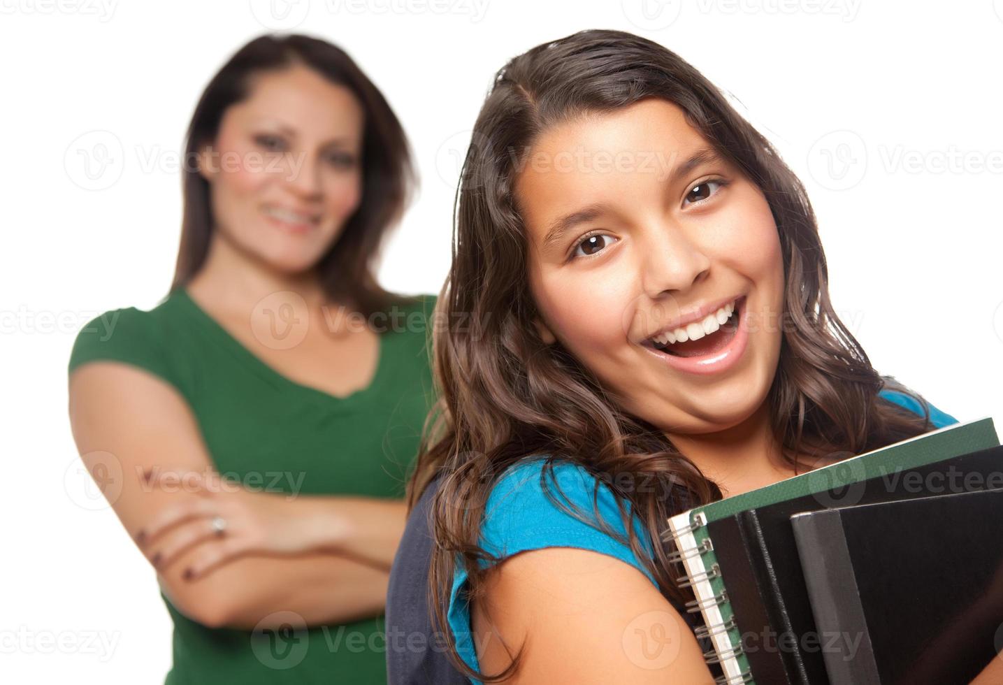 orgulhosa mãe hispânica e filha pronta para a escola foto