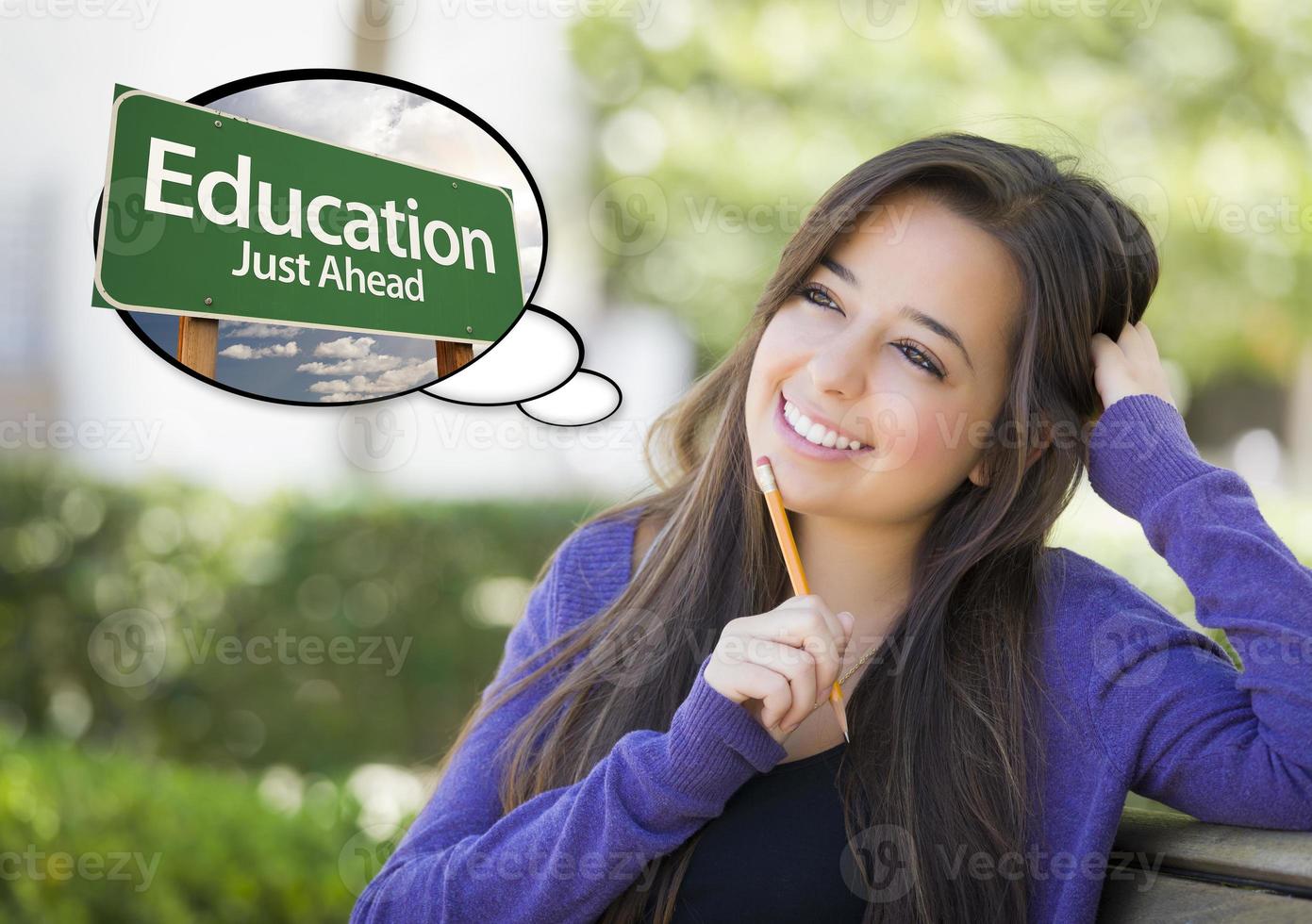 jovem mulher com balão de pensamento de educação sinal de estrada verde foto