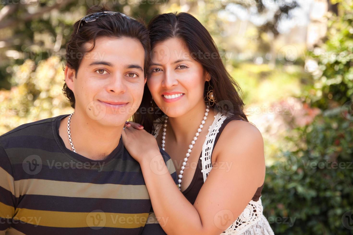 atraente casal hispânico retrato ao ar livre foto