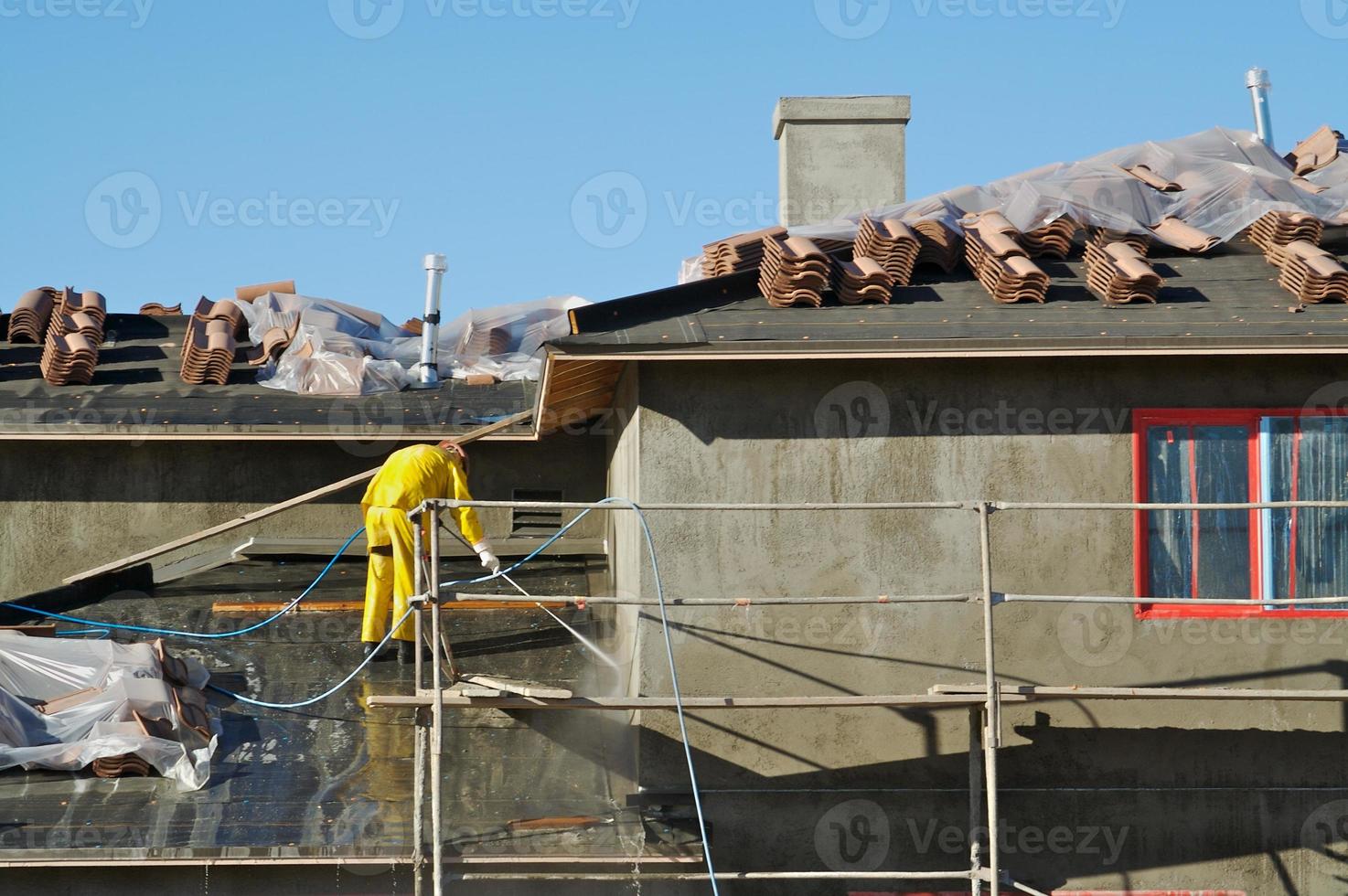 lavagens de pressão do trabalhador da construção foto