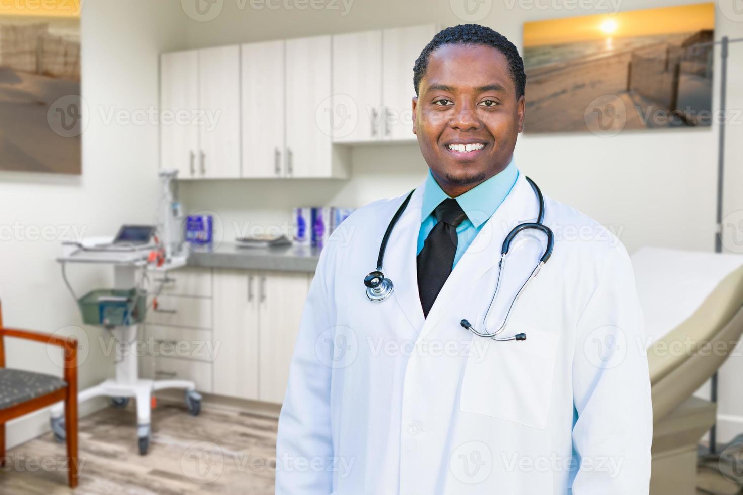 médico afro-americano em pé no escritório foto