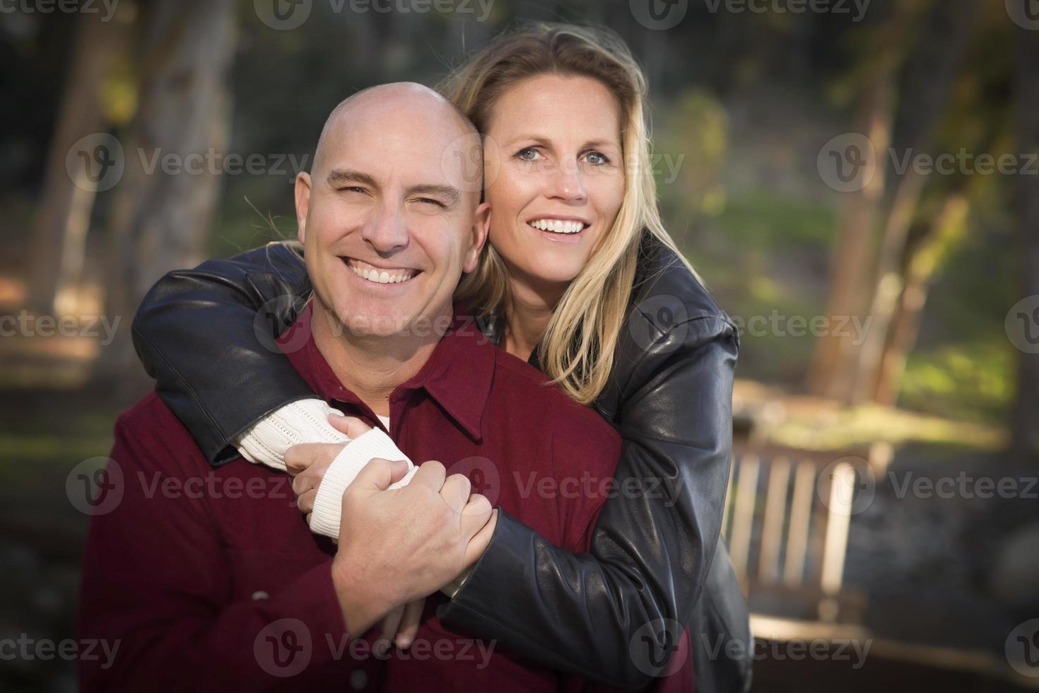 retrato de casal atraente no parque foto