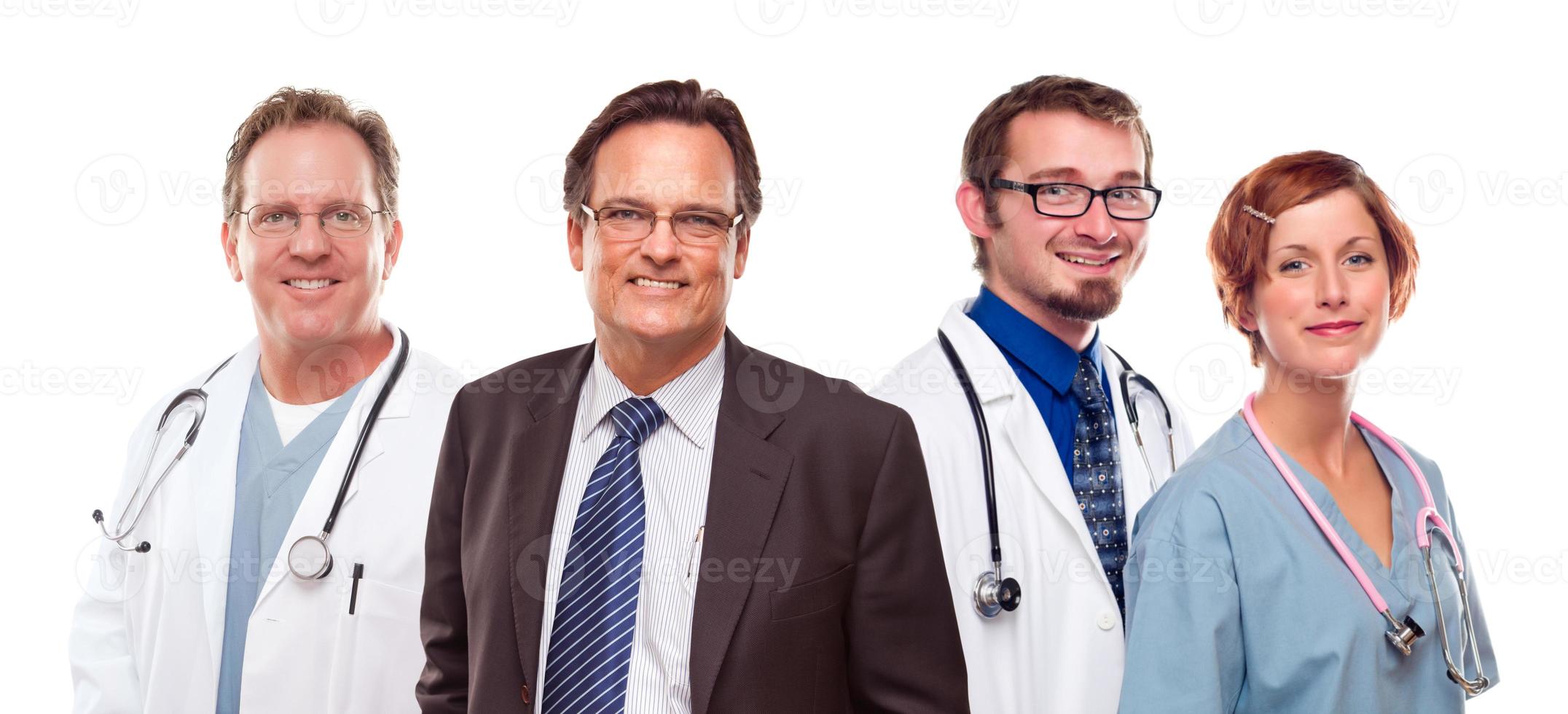 empresário sorridente com médicos e enfermeiras foto