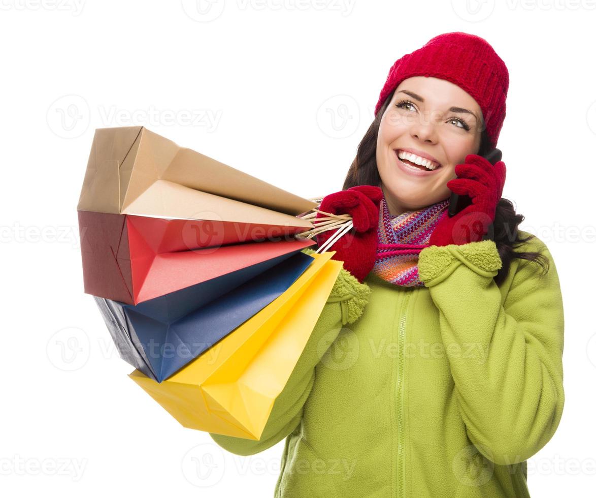 mulher de raça mista segurando sacolas de compras no celular olhando para cima foto
