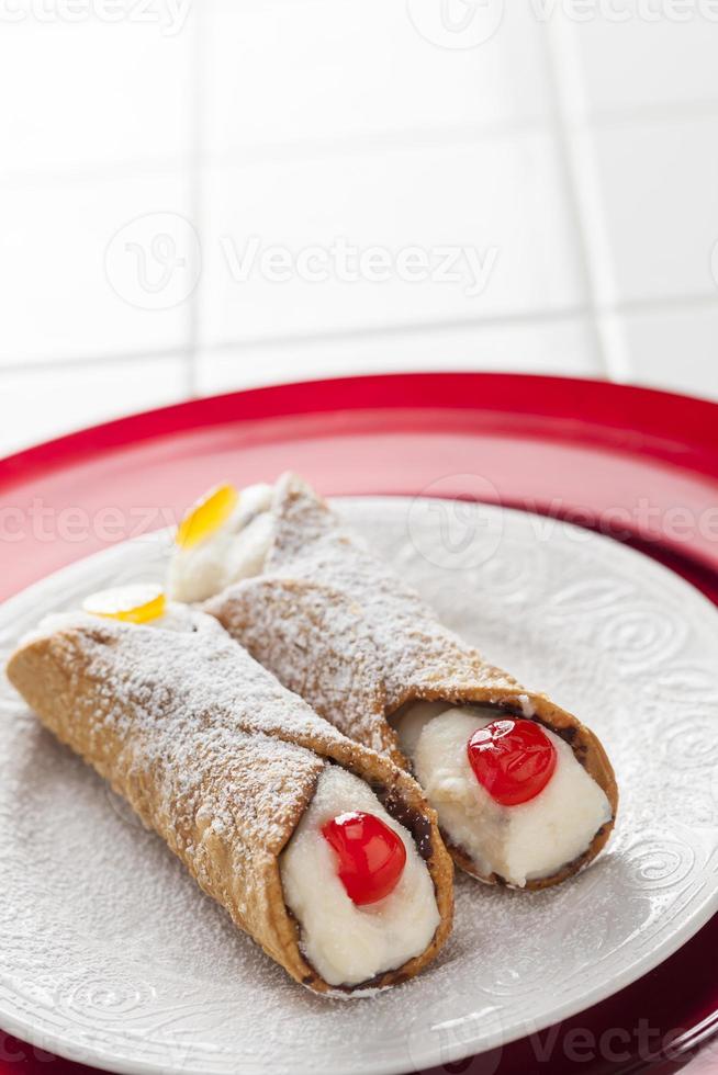 dois saborosos cannoli no prato foto