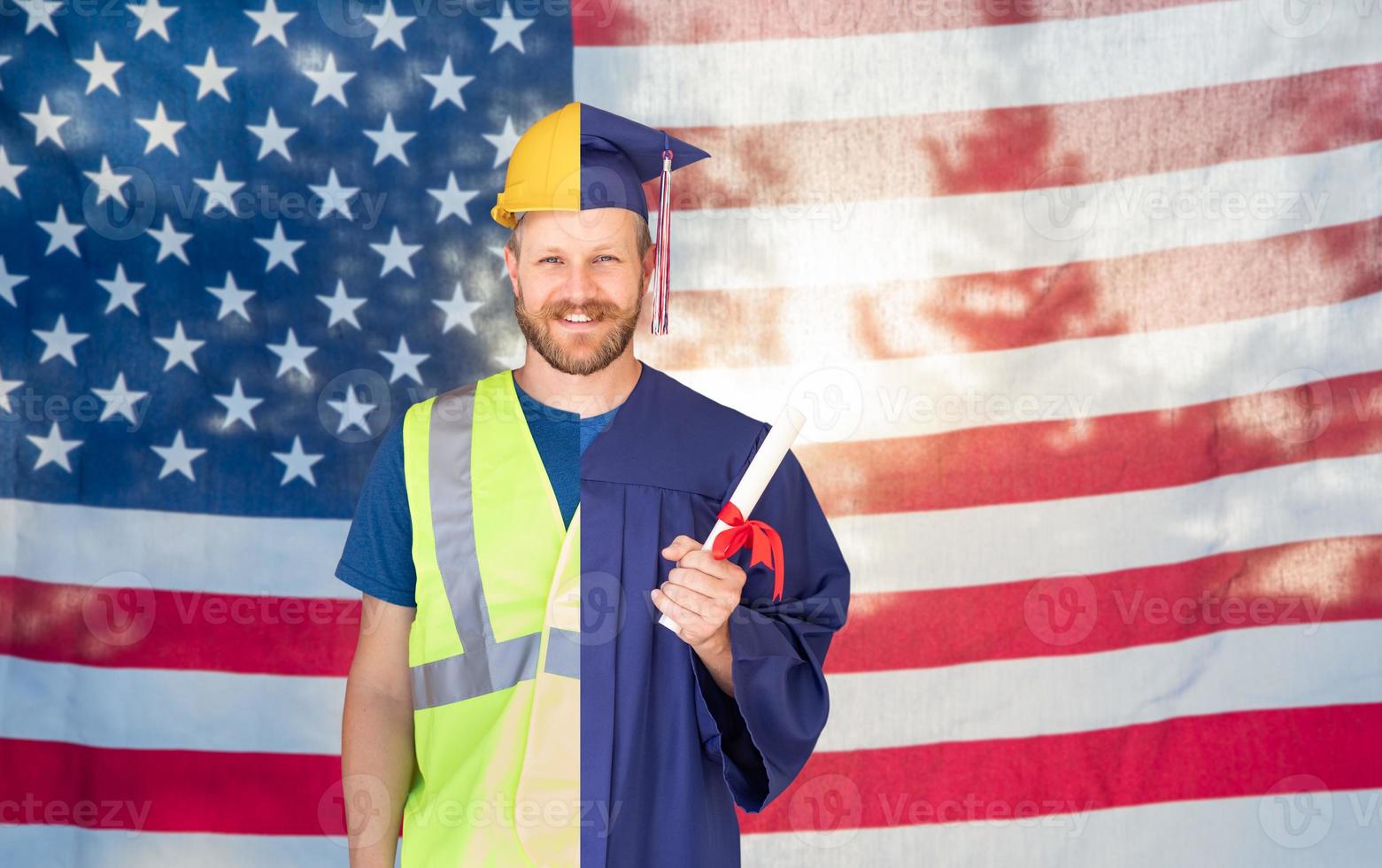 graduado masculino de tela dividida em boné e beca para engenheiro em capacete na frente da bandeira americana foto